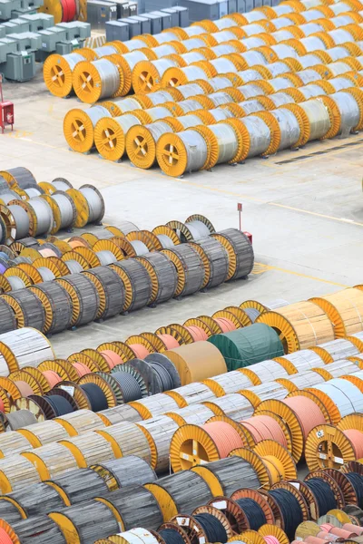 Kabel rulle och transformator på golvet — Stockfoto