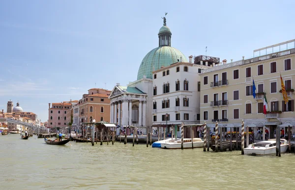 Városképet gazdagító épületnek szánták, és a Basilica Santa Maria, a Grand Canal — Stock Fotó