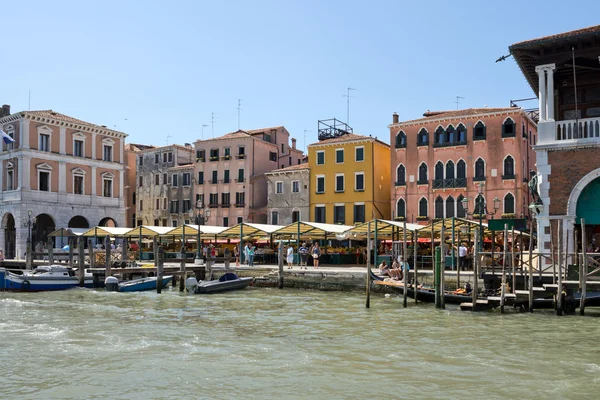 Cityscape and market from the Grand Canal in Venice — Stock Photo, Image
