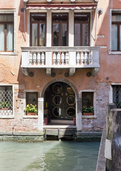 Városképet gazdagító épületnek szánták, a velencei Canal — Stock Fotó