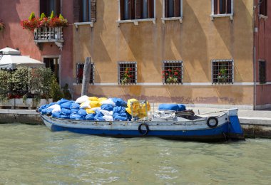 Venedik canal Grande'ye teknede Çamaşırhane