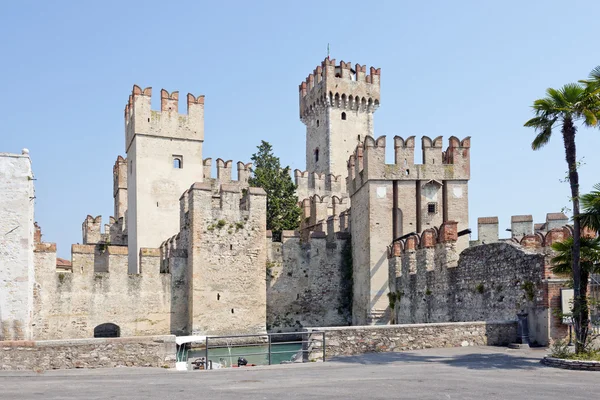 斯卡利杰尔城堡在西尔米奥 — 图库照片