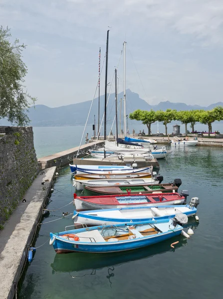 Puerto en Garda Village en el lago de Garda —  Fotos de Stock