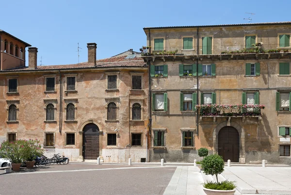 Casas ao lado da entrada para a Catedral de Verona — Fotografia de Stock