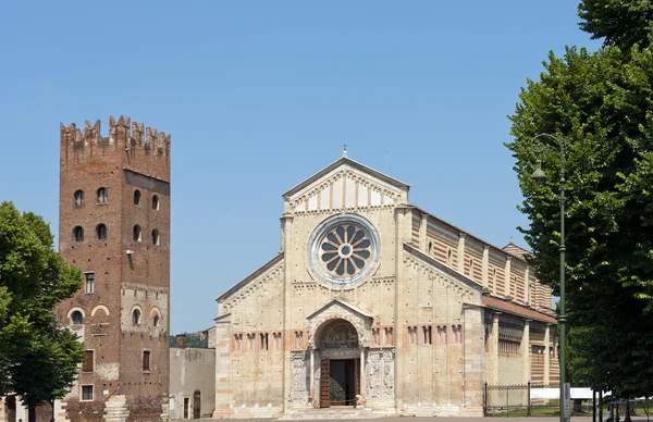 Eingang zur Kirche von San Zeno — Stockfoto