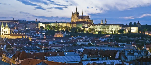 Castillo de Praga por la noche — Foto de Stock
