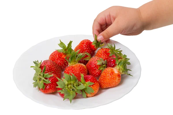 Kind nimmt die Erdbeeren — Stockfoto