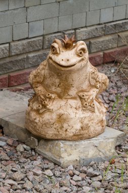 taç - bahçe heykeli ile kurbağa