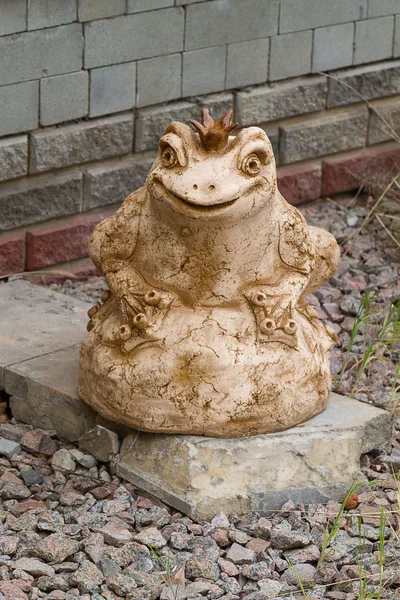 Лягушка с короной - садовая скульптура — стоковое фото