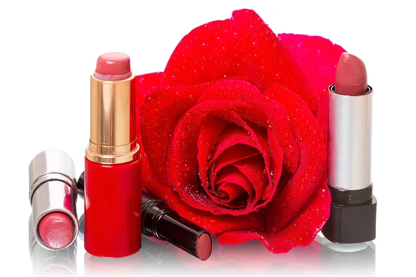 Lápiz labial y una rosa roja —  Fotos de Stock