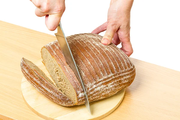 Нарежьте ржаной хлеб на доске — стоковое фото