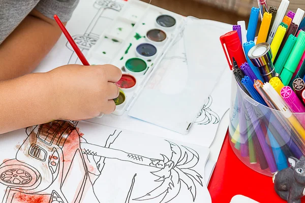 Ребенок рисует машину — стоковое фото