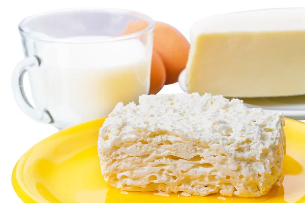 Milchprodukte auf weißem Grund — Stockfoto