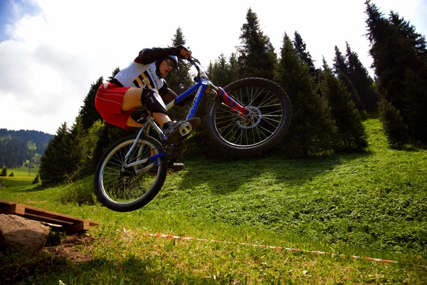 Bicicleta de montaña competencia extrema —  Fotos de Stock
