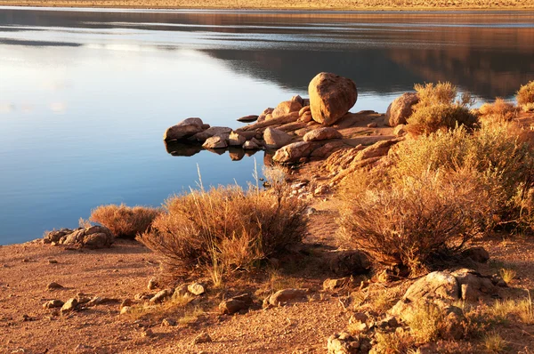 Озеро в Монгольській пустелі — стокове фото