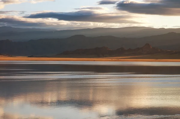 Озеро Монгольской пустыни — стоковое фото