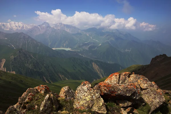 Lago nelle montagne di Tien-Shan, Kazakistan — Foto Stock