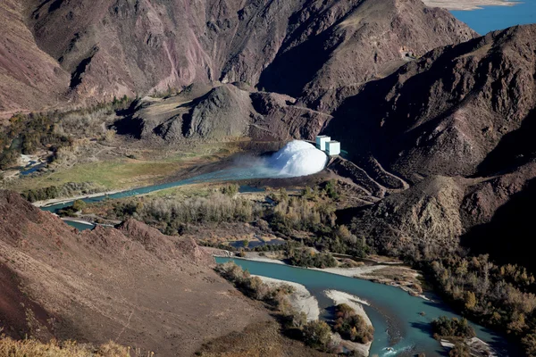 Dam på ett berg floden chilik, Kazakstan — Stockfoto