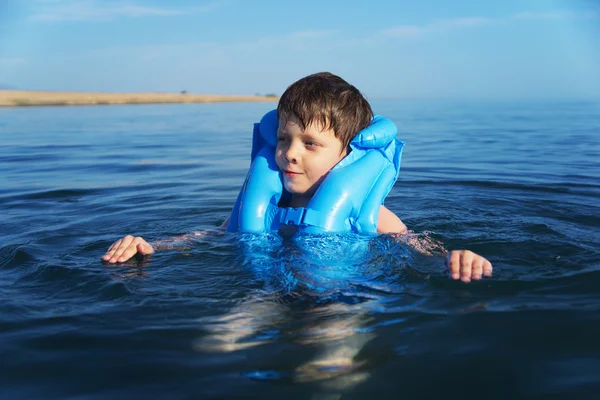 Sorridente ragazzo nuoto — Foto Stock