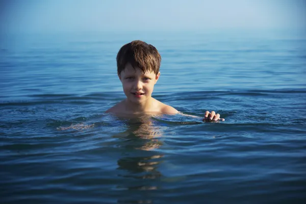 Мальчик плавание — стоковое фото