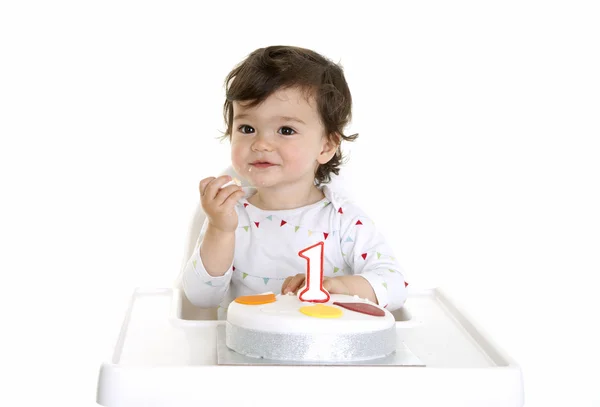 赤ちゃんの誕生日ケーキを食べる — ストック写真