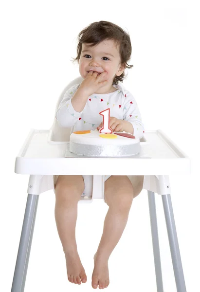 赤ちゃんの誕生日ケーキを食べる — ストック写真