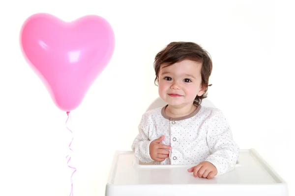 Ребенок с воздушным шариком от сердца — стоковое фото