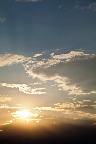 Dramatik des Sonnenuntergangs Himmel mit Wolken — Stockfoto
