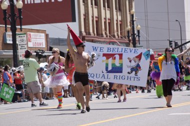 salt lake city, utah - Haziran 3: pride parade katılımcılar marchin