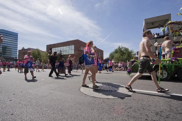 Salt Lake City, Utah - 3 juin : Marche des participants au défilé de la fierté — Photo