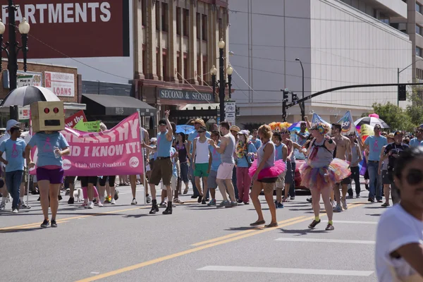 Salt lake city, utah - 3 juni: pride parade deltagare marchin — Stockfoto