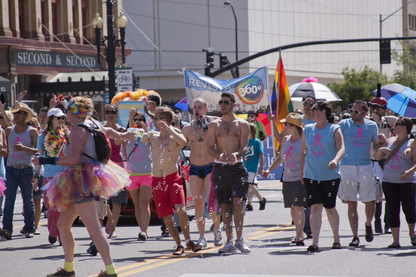 Солт-Лейк-Сити, Юта - 3 июня: Марш участников парада гордости
