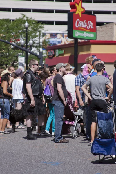 Salt Lake City, Utah - 3 de junho: assistindo a Parada do Orgulho partici — Fotografia de Stock
