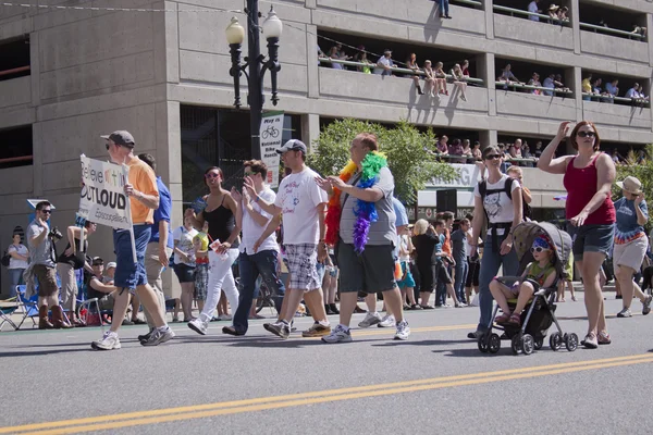 Salzseestadt, utah - 3. Juni: Teilnehmer der Pride Parade marschieren auf — Stockfoto