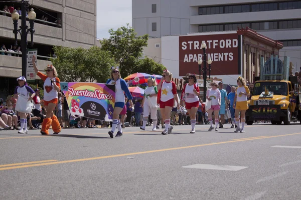 Salzseestadt, utah - 3. Juni: Teilnehmer der Pride Parade marschieren auf — Stockfoto