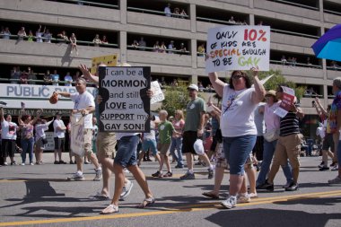 salt lake city, utah - Haziran 3: prid gururlu bir mormon anne