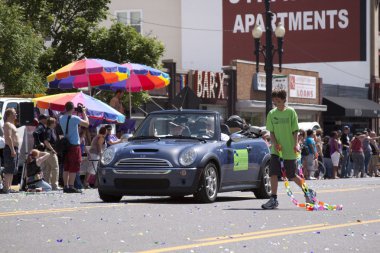 salt lake city, utah - Haziran 3: pride parade katılımcılar marchin