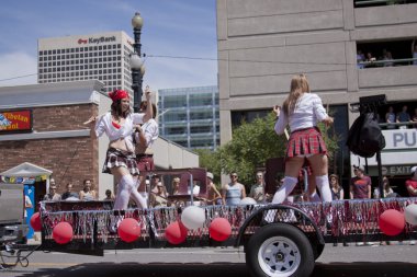 salt lake city, utah - Haziran 3: pride parade katılımcılar marchin