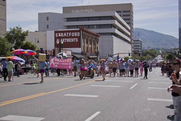 Salt lake city, utah - június 3: büszkeség felvonulást résztvevők marchin — Stock Fotó