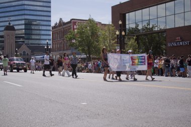 salt lake city, utah - Haziran 3: pride parade katılımcılar marchin