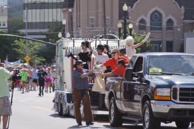 salt lake city, utah - Haziran 3: pride parade katılımcılar marchin