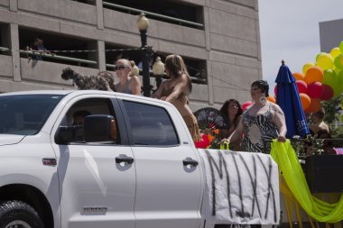 salt lake city, utah - Haziran 3: pride parade katılımcılar marchin