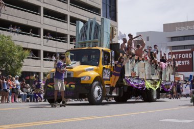 salt lake city, utah - Haziran 3: pride parade katılımcılar marchin