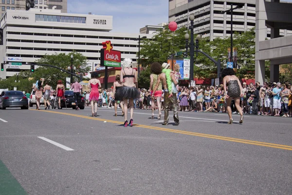 Salt Lake City, Utah - 3 juin : Marche des participants au défilé de la fierté — Photo