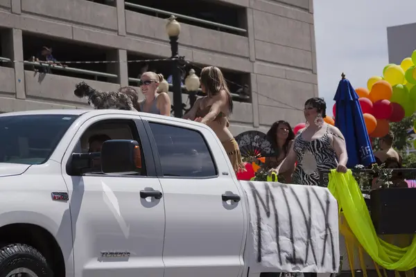 盐湖城，犹他州-6 月 3 日： 敬畏的骄傲游行参与者 — 图库照片