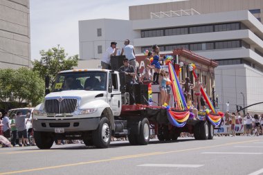 salt lake city, utah - Haziran 3: pride parade katılımcılar marchin