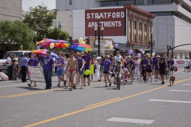 salt lake city, utah - Haziran 3: pride parade katılımcılar marchin