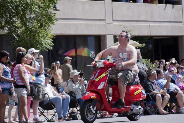 盐湖城，犹他州-6 月 3 日： 敬畏的骄傲游行参与者 — 图库照片