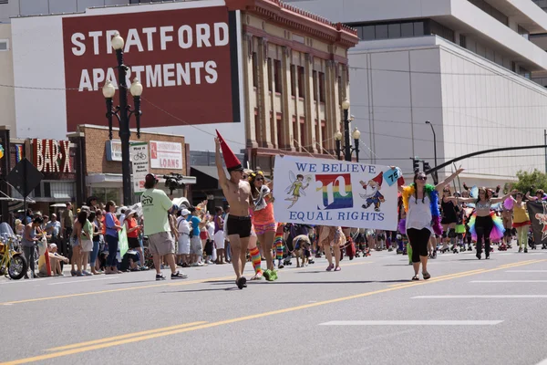 Salt Lake City, Utah - 3 giugno: Marchin dei partecipanti alla Pride Parade — Foto Stock