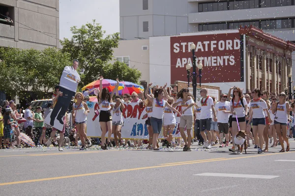 Salt Lake City, Utah - 3 de junio: Marcha de los participantes del Desfile del Orgullo — Foto de Stock